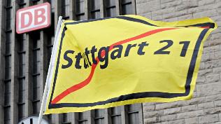 stuttgart-21-protestflagge-vor-dem-stuttgarter-hauptbahnhof